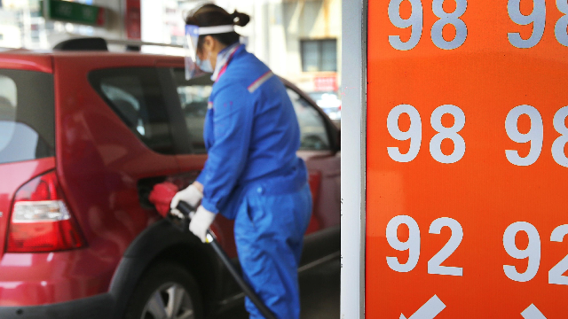新一轮国内油价调整周期过半，本周国际油价跌超10%